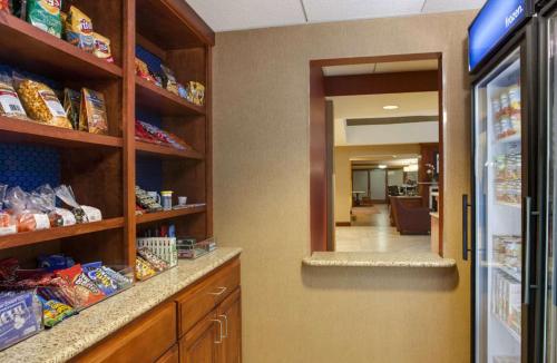 Η κουζίνα ή μικρή κουζίνα στο Hampton Inn Dubuque
