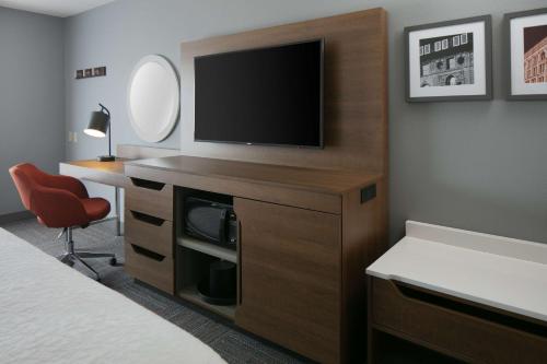 Μια τηλεόραση ή/και κέντρο ψυχαγωγίας στο Hampton Inn Dubuque