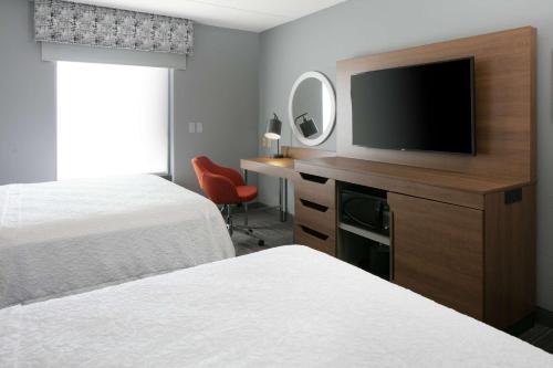 Ένα ή περισσότερα κρεβάτια σε δωμάτιο στο Hampton Inn Dubuque