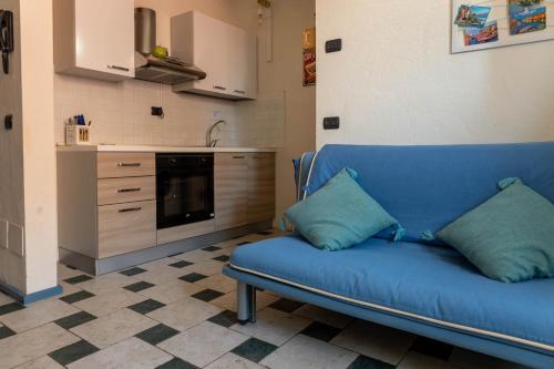 - un canapé bleu avec deux oreillers dans la cuisine dans l'établissement Villa Zanina Sonia Apartment, à Peschiera del Garda