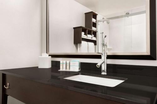 uma casa de banho com um lavatório e um espelho em Hampton Inn Denver-West/Golden em Golden