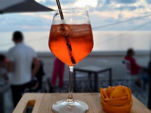 特罗佩阿La Locanda del Convento的桌子上放着一杯饮料和一些洋葱圈。