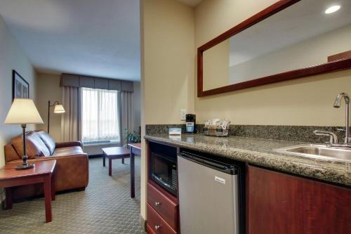 Kuchyň nebo kuchyňský kout v ubytování Hampton Inn & Suites Denver Littleton