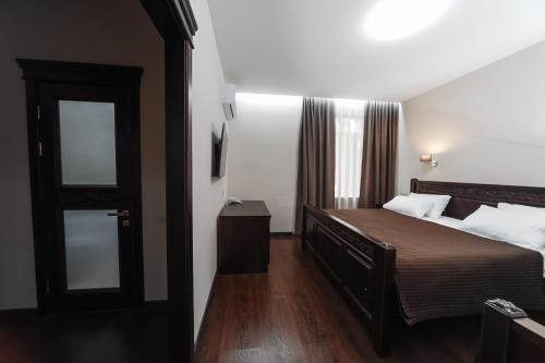 Katil atau katil-katil dalam bilik di Dvin Hotel