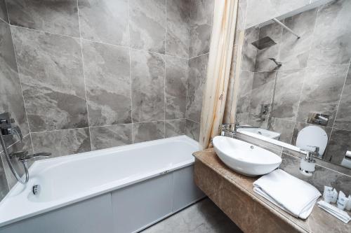Bilik mandi di Dvin Hotel