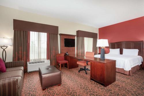una camera d'albergo con letto e scrivania di Hampton Inn and Suites Denver/South-RidgeGate a Lone Tree