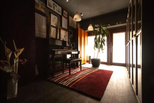 sala de estar con piano de cola y alfombra roja en Estúdio 428, en Espinho