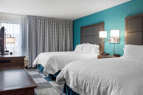 道格拉斯的住宿－道格拉斯漢普頓酒店，酒店客房设有两张床和窗户。