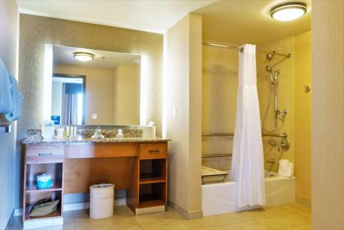 y baño con lavabo, ducha y bañera. en Homewood Suites by Hilton, Durango, en Durango