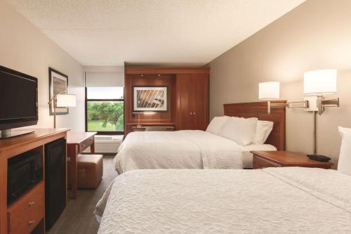 Кровать или кровати в номере Hampton Inn Des Moines-Airport