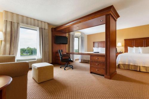 um quarto de hotel com uma cama e uma secretária em Hampton Inn & Suites Detroit/Chesterfield em Chesterfield