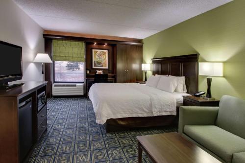 ein Hotelzimmer mit einem Bett und einem TV in der Unterkunft Hampton Inn DuBois in DuBois