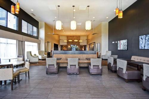 una sala de espera con una mesa grande y sillas en Homewood Suites By Hilton Dubois, Pa, en DuBois
