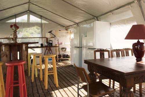 - una cucina con tavolo e sedie in tenda di Aparra Surfcamp Saint-Jean-de-Luz a Saint-Jean-de-Luz