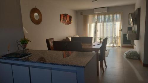 cocina y sala de estar con mesa y sofá en Portales de Tupungato en Tupungato