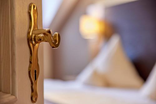 a golden door handle on a door at Hotel Sankt Maximilian in Bernkastel-Kues