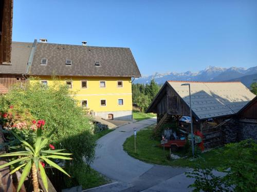 widok na dom i drogę w obiekcie Tubej turist farm - wooden hayloft w mieście Bohinjska Bistrica