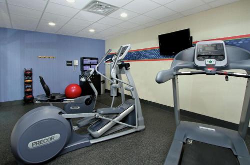 a gym with two tread machines and a treadmill at Hampton Inn Ashtabula in Austinburg