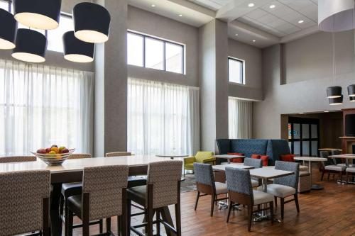 Χώρος καθιστικού στο Hampton Inn & Suites West Bend