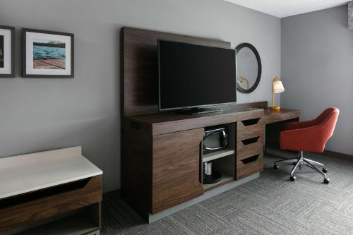 Μια τηλεόραση ή/και κέντρο ψυχαγωγίας στο Hampton Inn & Suites West Bend
