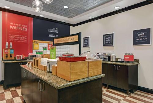 un ristorante con un bancone con scatole sopra di Hampton Inn Farmington a Farmington