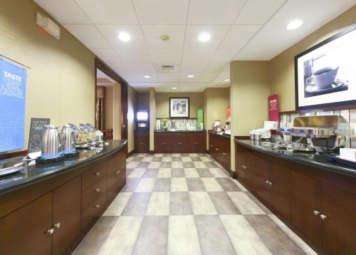 a waiting area of a hair salon with counters and a hairasteryasteryasteryastery at Hampton Inn North Brunswick NJ in North Brunswick