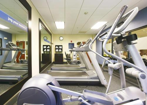 a gym with treadmills and elliptical machines at Hampton Inn North Brunswick NJ in North Brunswick