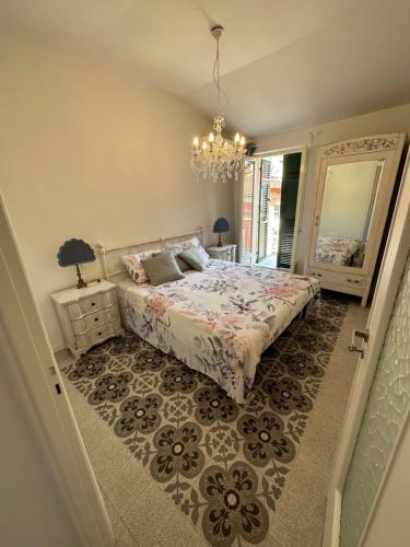 a bedroom with a bed and a chandelier at Delizioso bilocale Mottino23 in Lerici