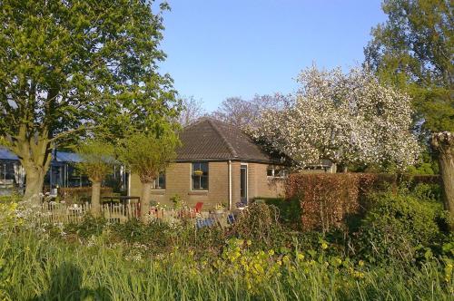 a house with a garden in front of it at Holiday cottage de Garage Inn in Hank