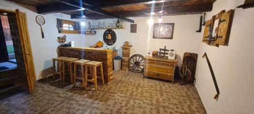 - une cuisine avec des tabourets en bois et un comptoir dans une pièce dans l'établissement Kuća za odmor Jadra, à Duga Resa