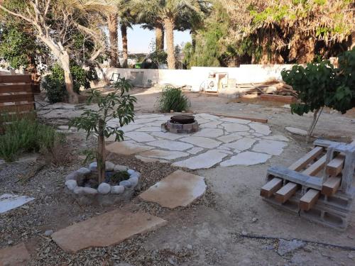 Un jardín fuera de סוף העולם שמאלה-וילה מדברית בערבה