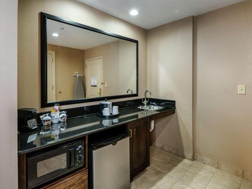 Bathroom sa Hampton Inn Spring Lake Fayetteville