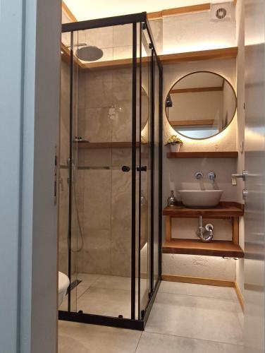 ein Badezimmer mit Dusche und Waschbecken in der Unterkunft M Suite in Gümbet