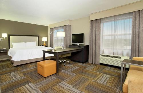 een hotelkamer met een bed en een bureau bij Hampton Inn & Suites-Florence Downtown in Florence