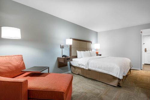 フローレンスにあるHampton Inn & Suites Florence Centerのベッドとソファ付きのホテルルーム
