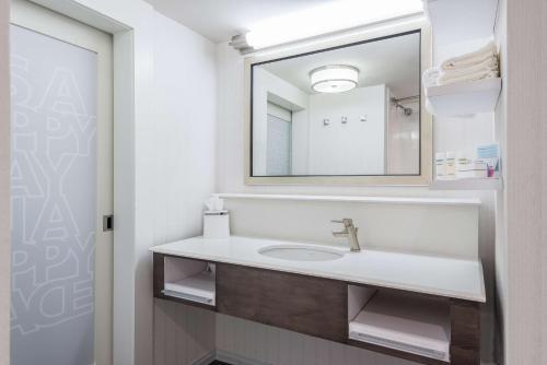 Hampton Inn & Suites Florence Center في فلورنسا: حمام مع حوض ومرآة