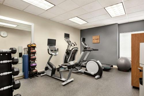 Pusat kecergasan dan/atau kemudahan kecergasan di Homewood Suites Fort Myers Airport - FGCU