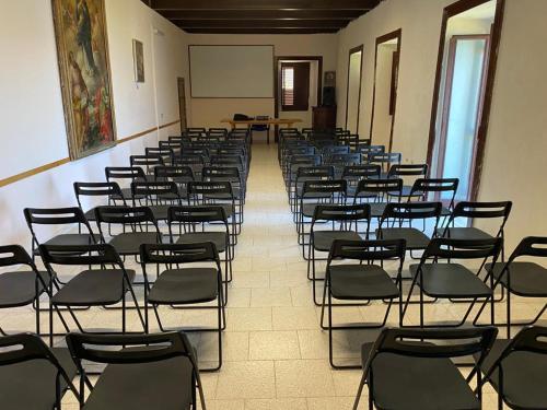 une salle remplie de chaises vides dans une salle de classe dans l'établissement La Locanda del Convento, à Tropea