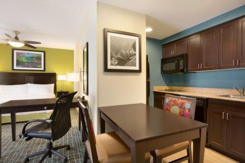 Televisyen dan/atau pusat hiburan di Homewood Suites Fort Myers Airport - FGCU