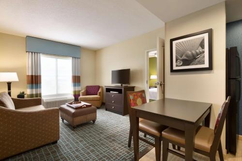 Televisyen dan/atau pusat hiburan di Homewood Suites Fort Myers Airport - FGCU