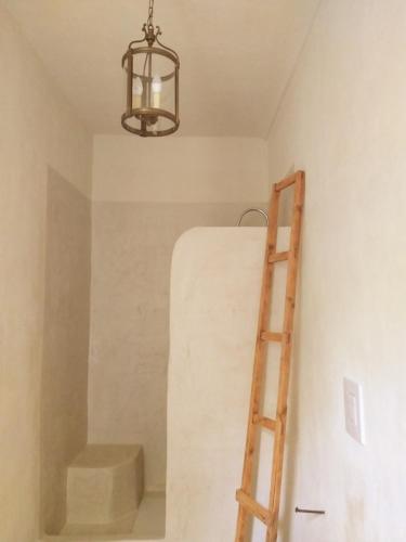 a ladder in the corner of a room with a ceiling at Villa Amai in Bene Vagienna