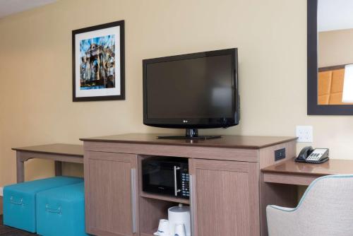 Μια τηλεόραση ή/και κέντρο ψυχαγωγίας στο Hampton Inn & Suites Fremont