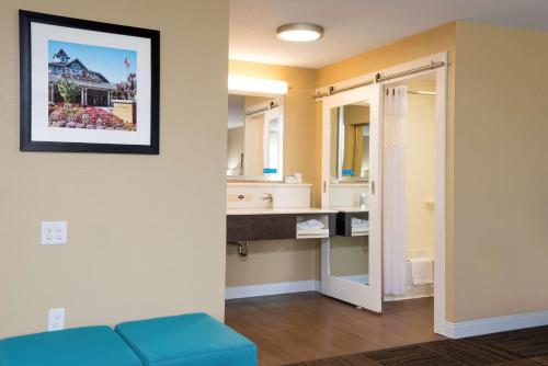 łazienka z niebieską kanapą i umywalką w obiekcie Hampton Inn & Suites Fremont w mieście Fremont
