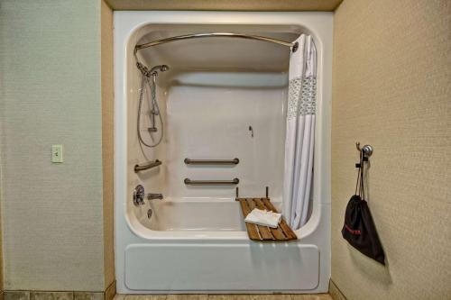 een badkamer met een douche en een wit bad bij Hampton Inn by Hilton Clarksville in Clarksville