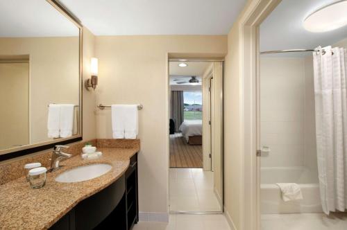 La salle de bains est pourvue d'un lavabo et d'une douche. dans l'établissement Homewood Suites by Hilton Fort Worth West at Cityview, à Fort Worth