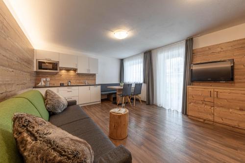 a living room with a couch and a kitchen at Residence Dilitz in Resia