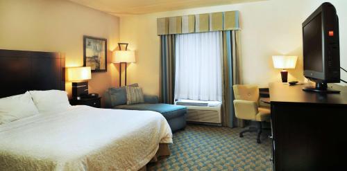 um quarto de hotel com uma cama, uma secretária e uma televisão em Hampton Inn Gadsden/Attalla Interstate 59 em Gadsden