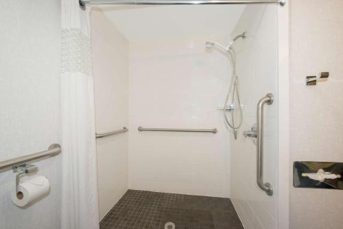 Ein Badezimmer in der Unterkunft Hampton Inn Gaffney
