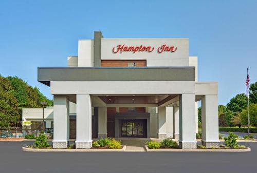 a hampton inn sign on the side of a building at Hampton Inn Gallatin in Gallatin