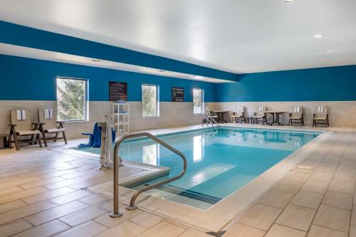 uma piscina num quarto de hotel com paredes azuis em Hampton Inn Greenfield em Greenfield